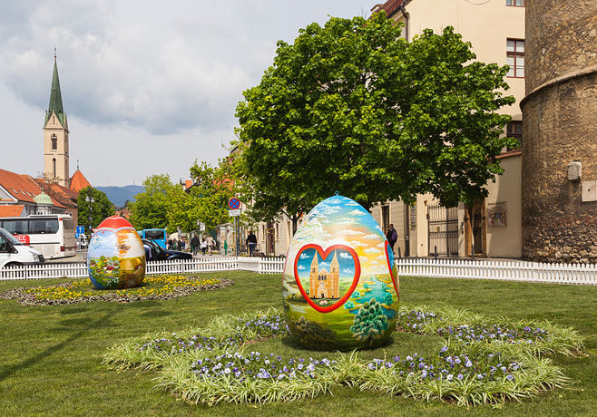 Diego Delso's photo: Easter eggs in front of the Zagreb cathedral, Croatia. (April 13, 2014)